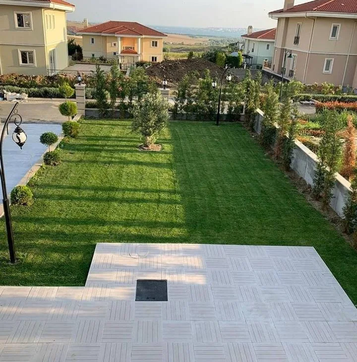 Bakımlı villa bahçesinde geniş rulo çim uygulaması