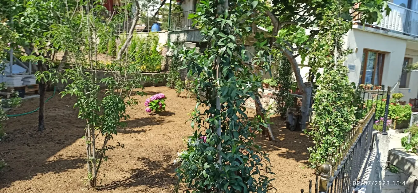 Peyzaj çalışması için hazırlanan bahçe toprağı