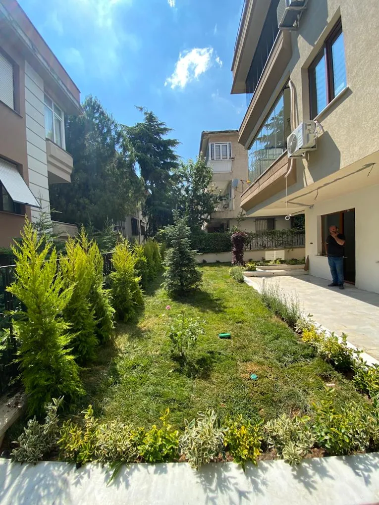 Düzenlenmiş villa bahçesi