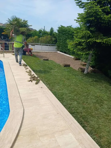 Peyzaj uygulaması devam eden bahçe