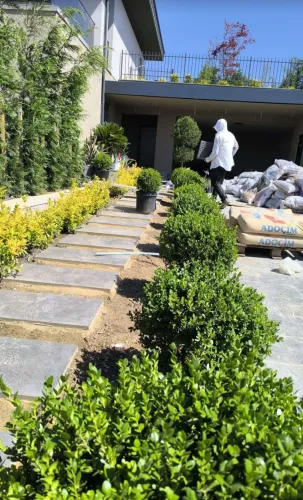 Peyzaj uygulaması yapılan bahçe alanı